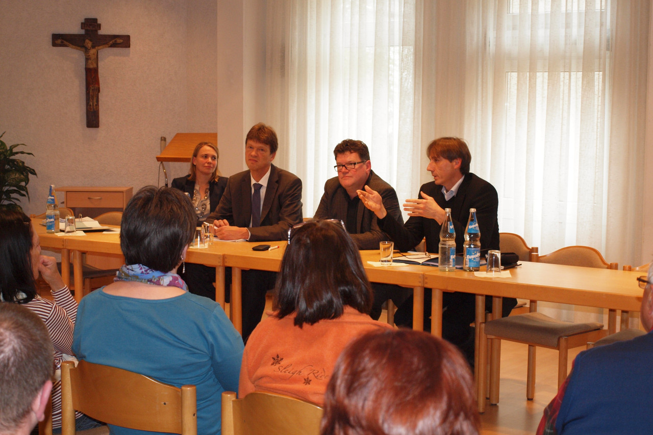 Juristin Melanie Guth (Barmherzige Brüder), Verwaltungsdirektor Ansgar Dieckhoff (Bermherzige Brüder), Direktor Stephan Manstein (cts),  Justiziar Heinz Palzer (cts) – von links