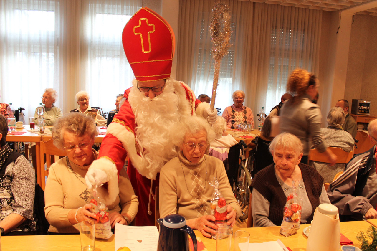 Der Nikolaus beschenkt die BewohnerInnen